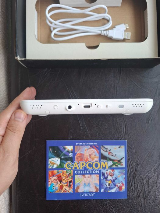 Consola Evercade Exp cu street fighter , Megaman, Final fight si 18 jocuri instalate Capcom. Merge cu casete arcade. Gen Nintendo
