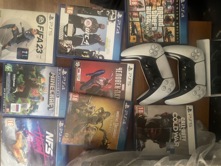 Плейстейшен 5 с 2 джостиками