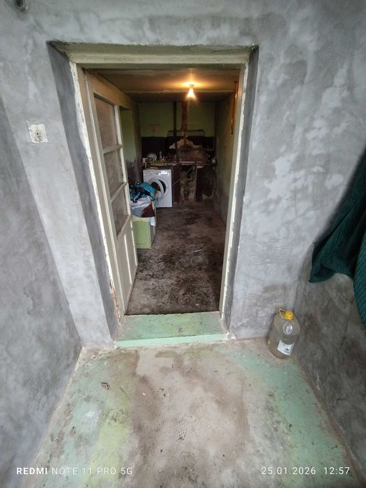 Продавам къща с двор в с. Новград