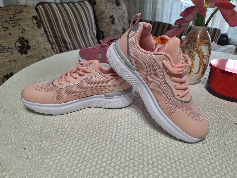 Сникърси на Champion