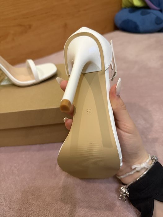 Продавам бели токчета сандали