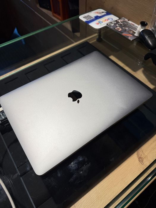 MacBook Pro 13-inch touch bar IntelCore i5 128 RAM 256GB