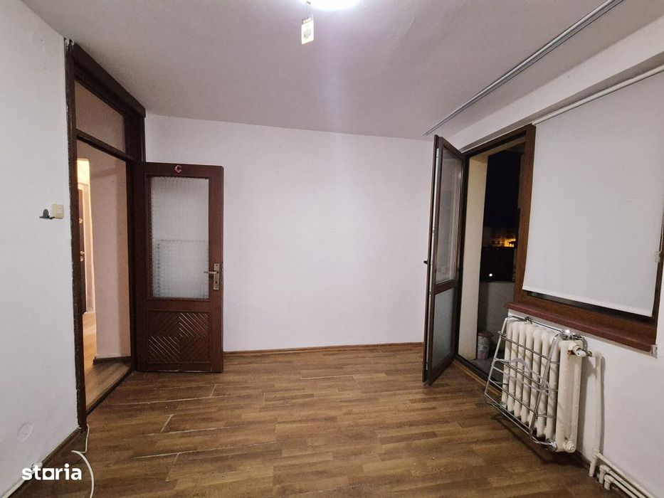 Apartament cu 3 camere, decomandat, etaj 3