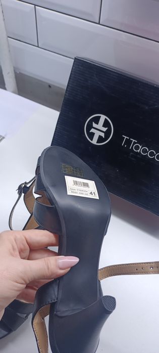 Продам босоножки и кроссовки