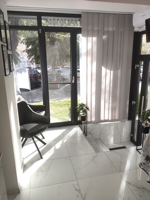 Într-un SPATIU COMERCIAL închiriez o cameră de 15 mp
