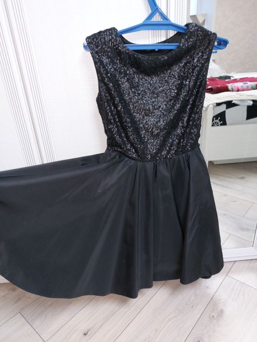 Продам нарядные платья на девушку