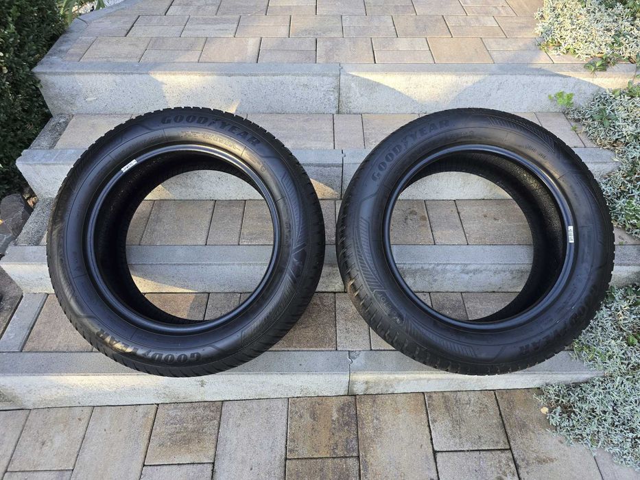 Vând 2 anvelope Goodyear Vector 4Seasons G3 SUV, 225/60 R17 103V XL (450 lei/bucată!)