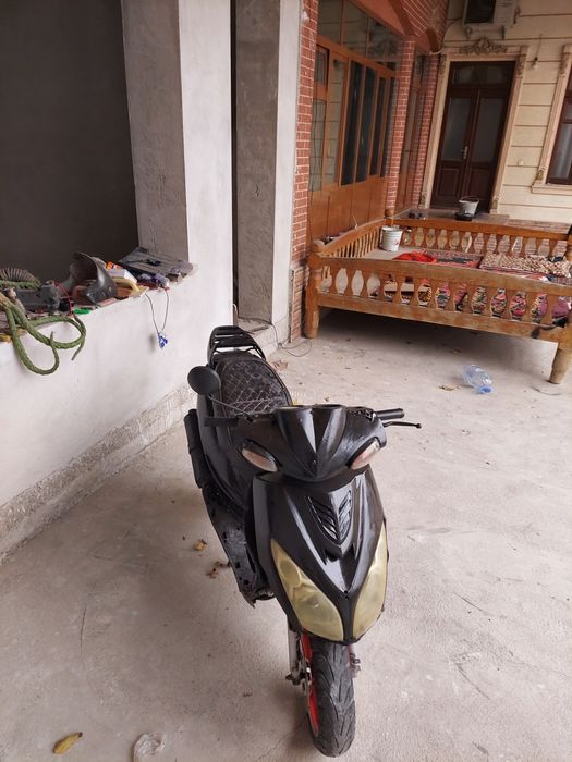 Benzinli skuter sotiladi 150cc