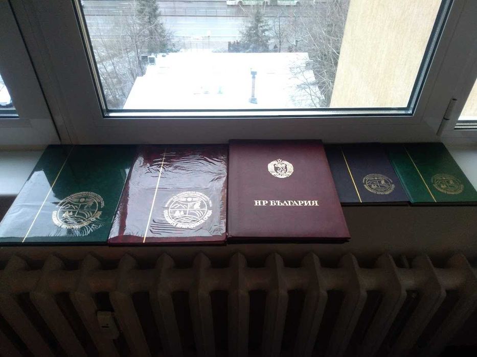 Класйр с 100 бр пощенски марки