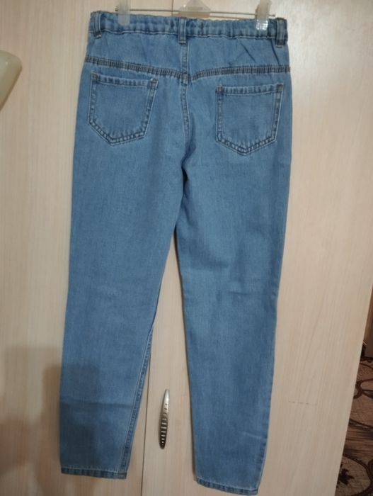Продам на мальчика джинсы