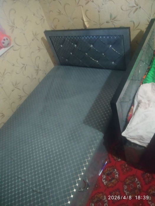 Кровать, детский шкафчик , ковёр и парты