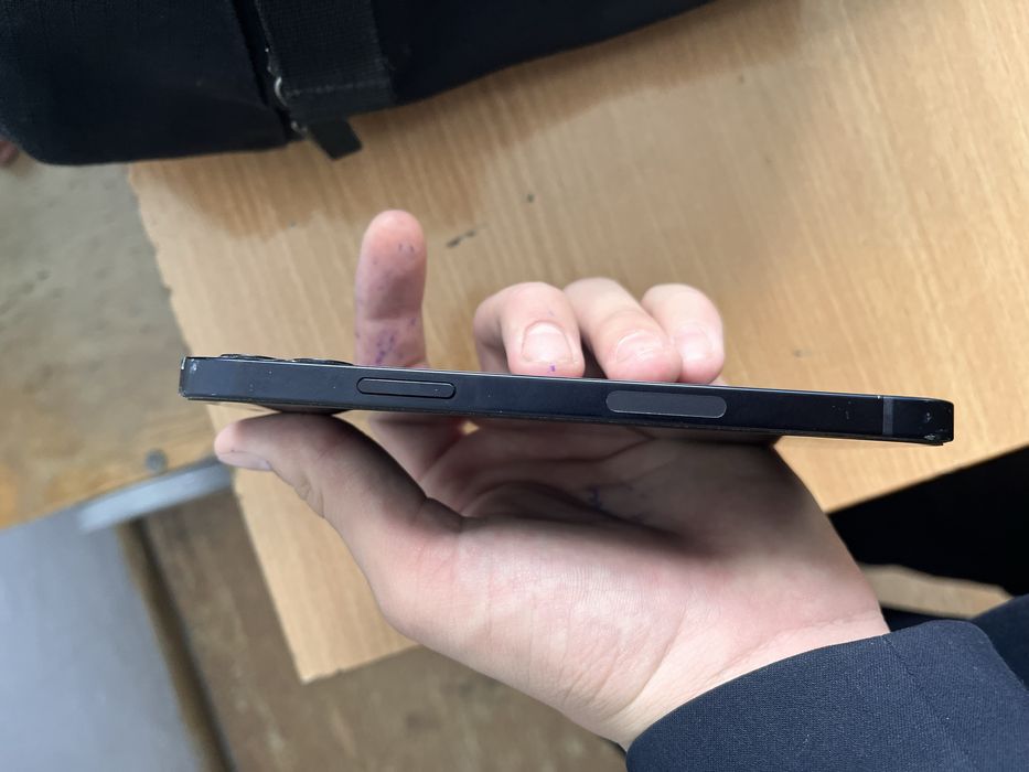 Продам Iphone 12