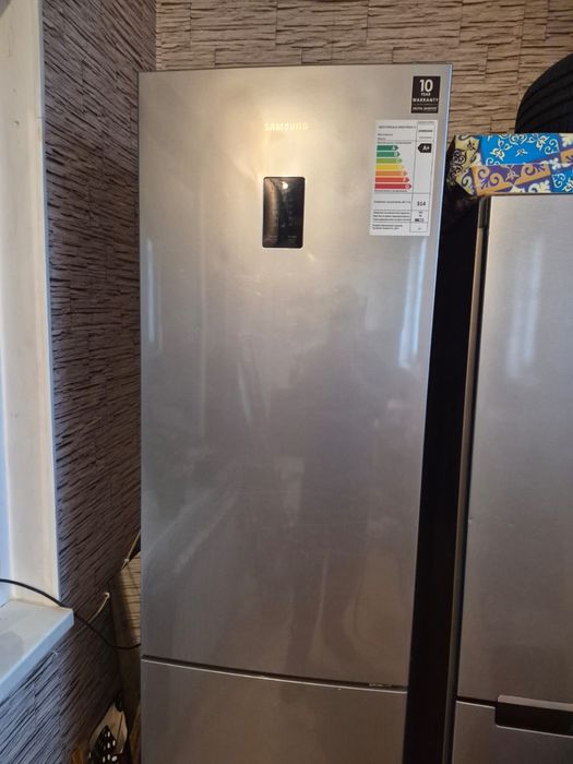 Продам холодильник Samsung RB37A5200SA