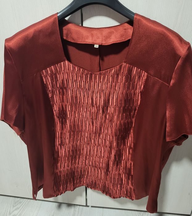 Vând costum damă 3 piese ,  nou
