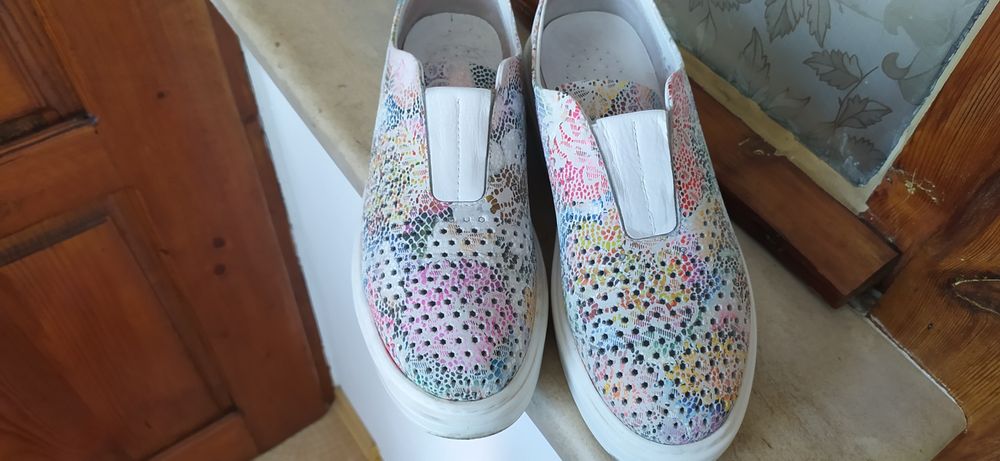 Различни стилни обувки