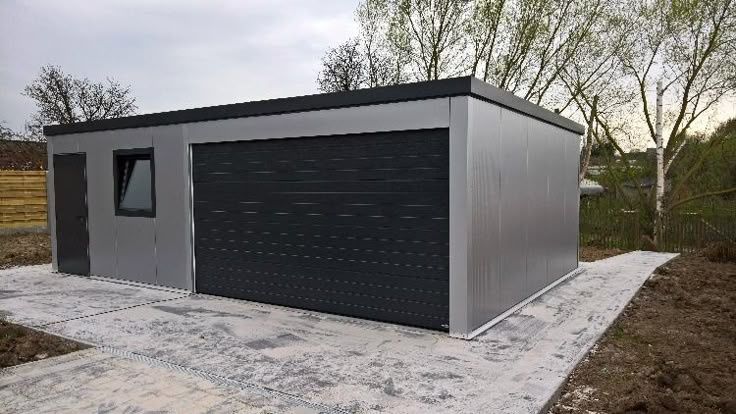 Garaje auto pe structura metalica învelite cu panouri sandwich