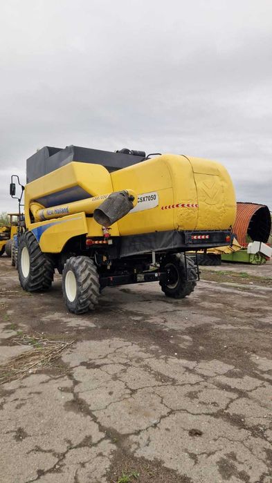 Комбайн New Holland CSX7050