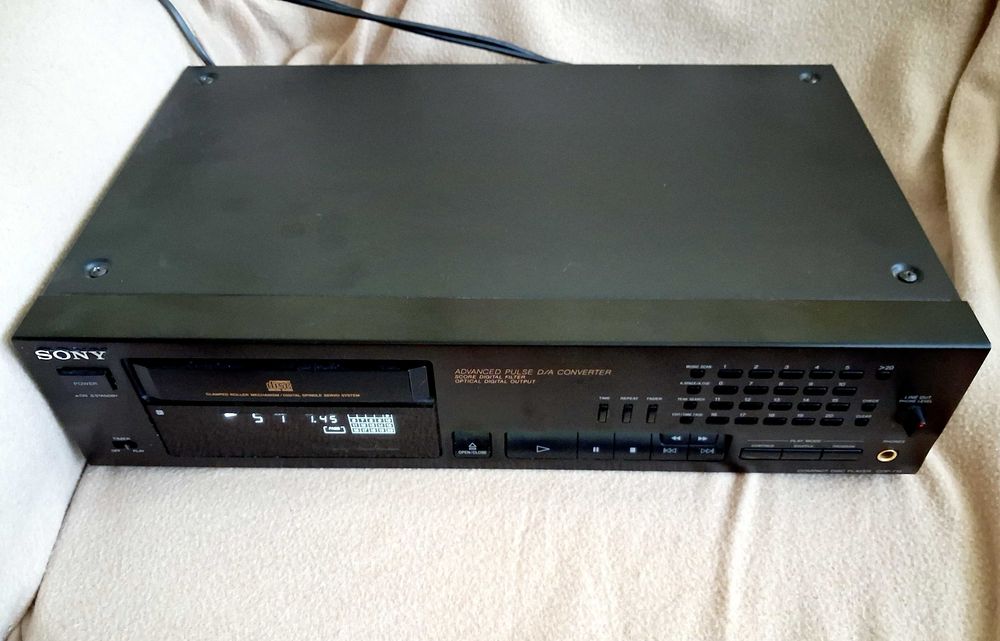 Ceas Casio si CD player Sony CDP-715, culoare negru