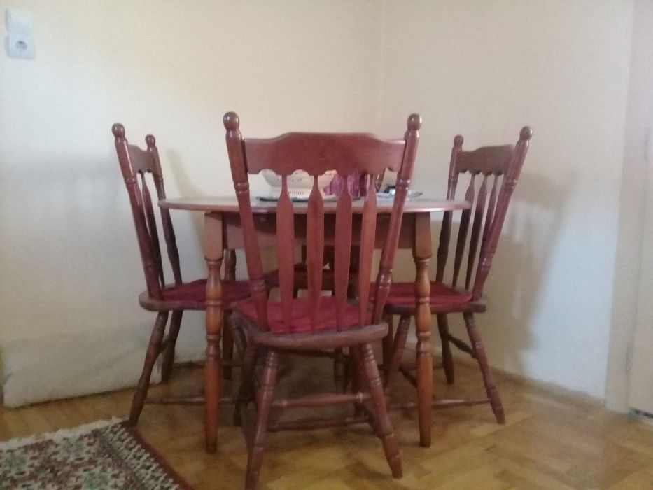 Masa cu patru scaune din lemn pentru sufragerie