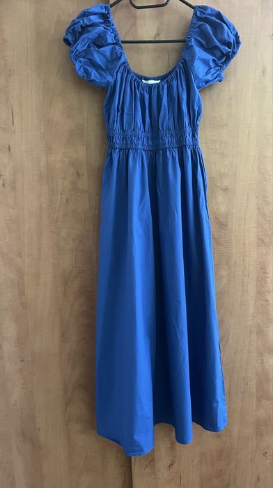 Дълга синя рокля