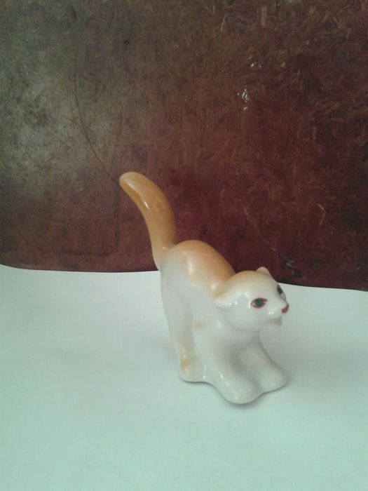 Продам фарфоровую фигурку кота
