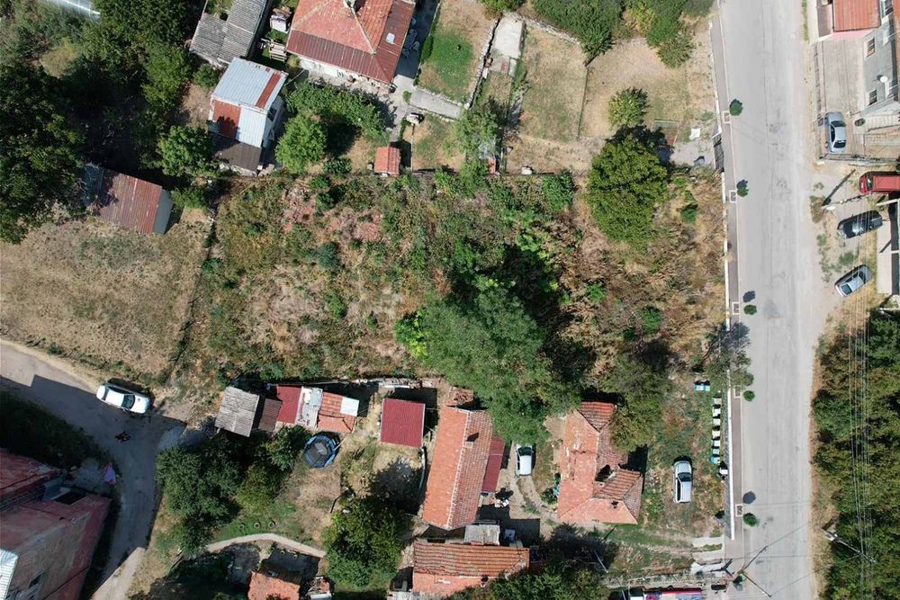 Продава парцел в Центъра на с.Петърч