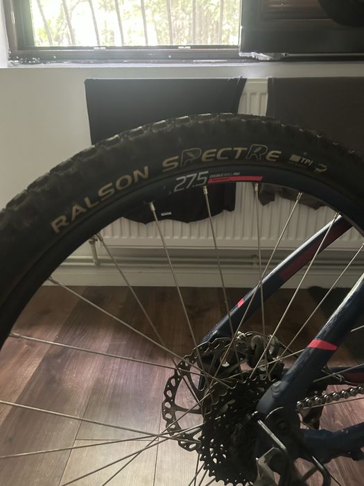 Vând bicicletă Rockrider ST 520, roți 27.5”, aflată în stare estetică și tehnică foarte bună. Bicicleta a fost întreținută și funcționează impecabil