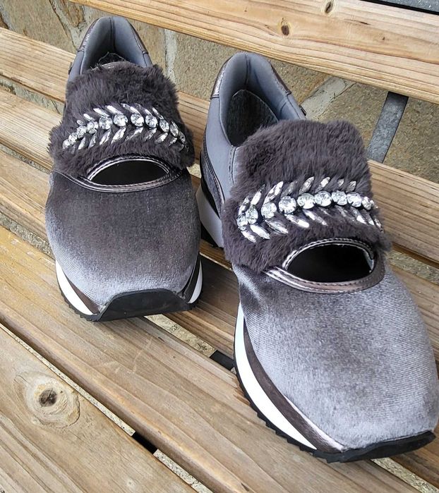 Спортни сиви сникърси с камъни
