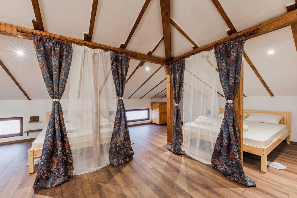 Луксозна къща с басейн, голям двор - парк, лятна веранда