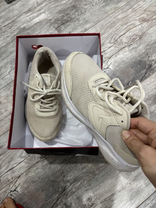 Кроссовки бежевые 38 р