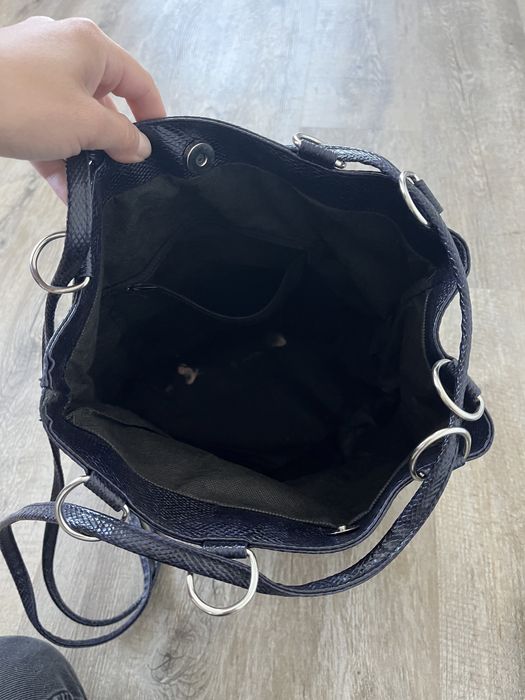 Geanta si rucsac 2 in 1 mov cu insertii negre