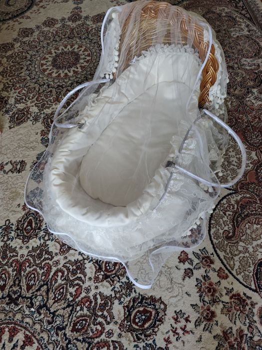 Детская кровать и корзина для малышей