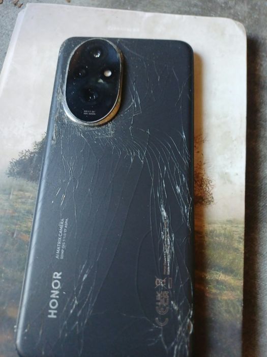 Продам либо обменяю Honor 200 8/256.