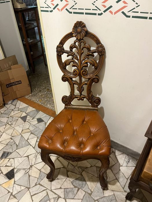 Doua scaune din lemn si tapizerie in piele