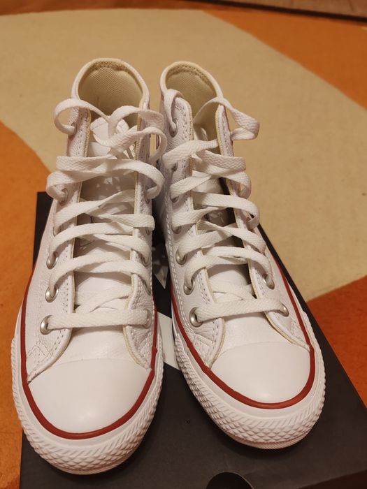 Teniși Converse, noi