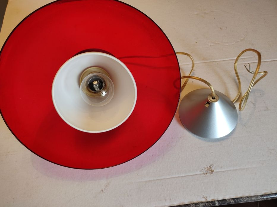 Lampa -lustra roșie