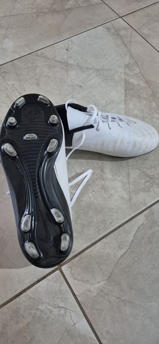 2 perechi, ghete de fotbal, o pereche pentru iarbă și una pentru sinte