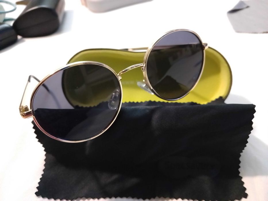 Продавам слънчеви очила