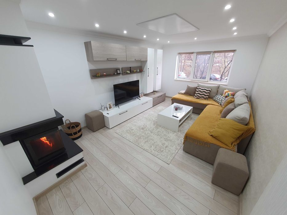 Vand apartament cu 2 camere in Baile Herculane.