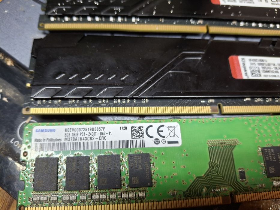 Vând 3 plăcuțe de RAM DDR4 200 LEI