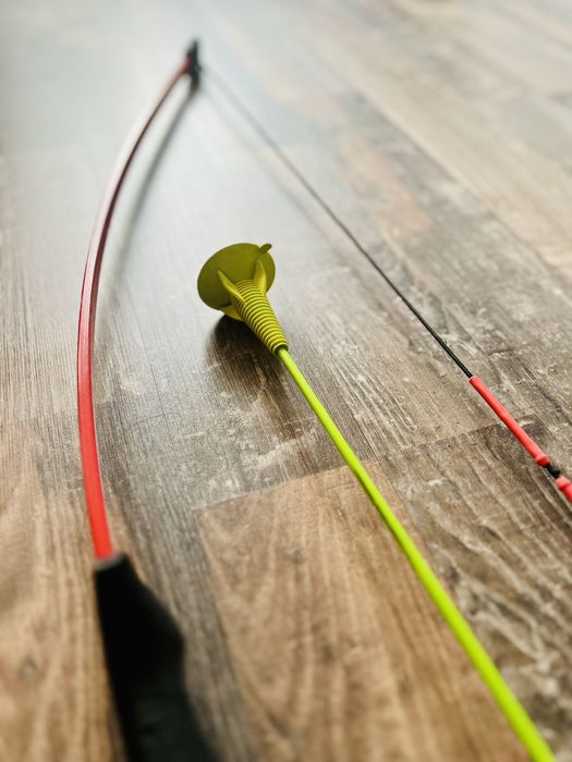 Geologic червен лък за стрелба и зелена стрела