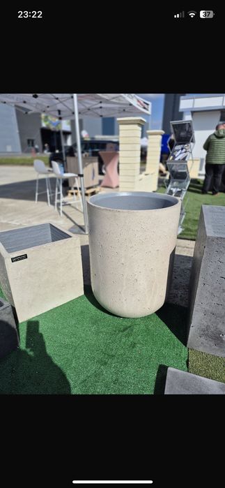 Cos gunoi și ghivece din beton