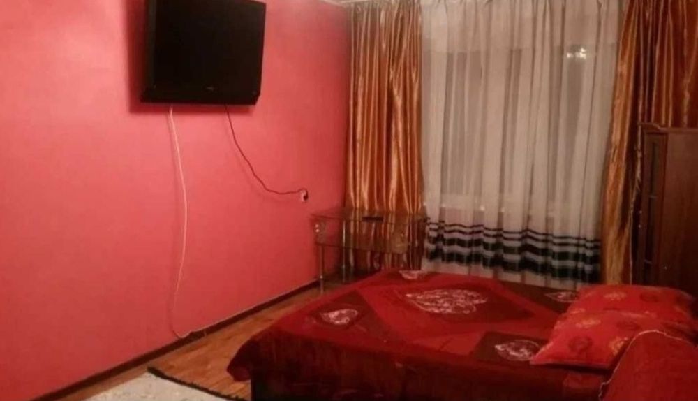 Посуточна,и почаслвая,уютная,чистая кватрира центр, не дорого,порчным!