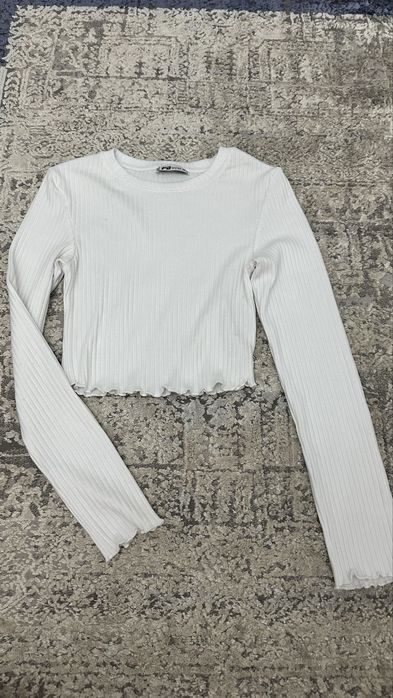 Бяла блуза с дълаг ръкав