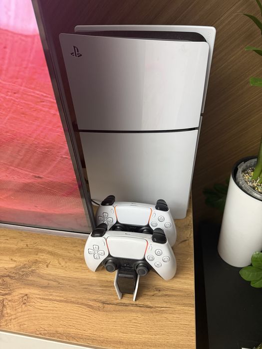 Playstation 5 slim 1tb 2 джостика