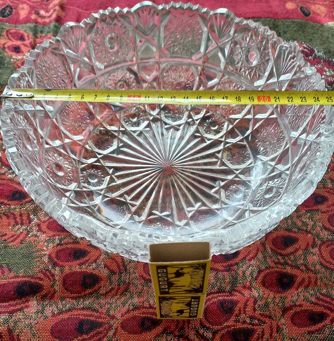 Продаются хрустальные вазы.