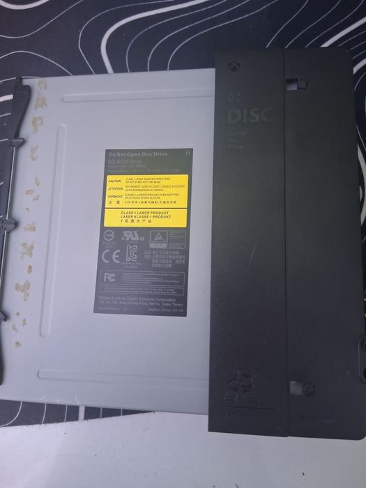 Продавам дисково устройство за xbox one s.