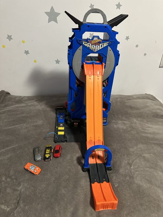 Hot Wheels Garage  +подарък 4 колички