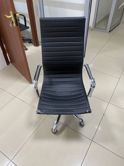 Офисные стулья и телевизор БУ