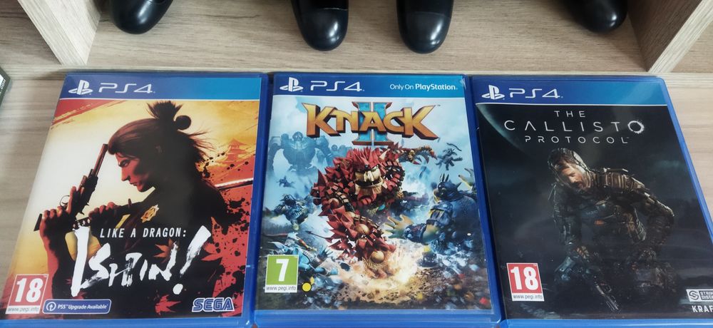 Playstation 4 със 2 геймпада и 3 игри